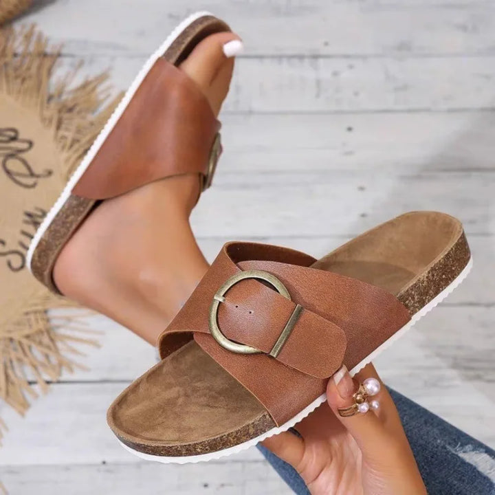 Nora™️ | Elegante Flate Sandaler med Rund Tå og Metallspenne