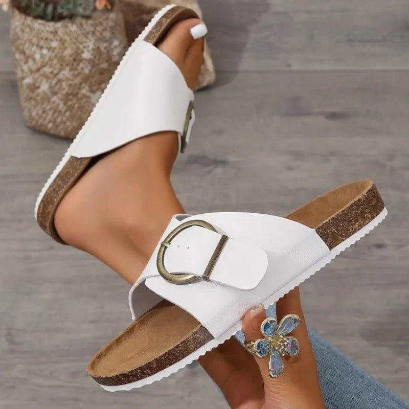 Nora™️ | Elegante Flate Sandaler med Rund Tå og Metallspenne