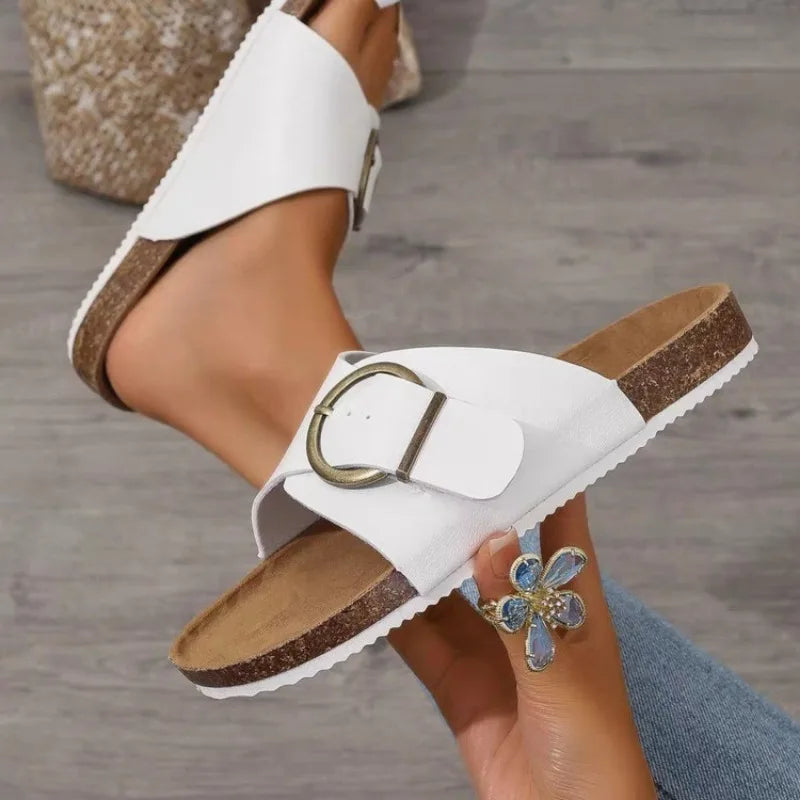 Nora™️ | Elegante Flate Sandaler med Rund Tå og Metallspenne